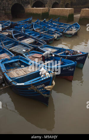 Blau lokalen offenen einzigen bemannten Fischerboote fest zusammen im Hafen festgemacht. Stockfoto