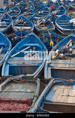 Blau lokalen offenen einzigen bemannten Fischerboote fest zusammen im Hafen festgemacht. Stockfoto