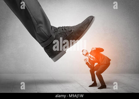 Großen formellen Schuh unten junge kleine Marktteilnehmer Mann Stockfoto