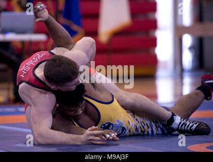 CAMP LEJEUNE, N.C. (Feb. 24, 2018) Marine 1. Lt Peyton Walsh, von Glen Allen, Virginia, Versuche, Marine Petty Officer Austin Walsh von der Monroe, N.C., während der 77 kg Klasse der 2018 Streitkräfte Wrestling Championship griechisch-römischen Wettbewerb. Walsh ist ein Mitglied der Streitkräfte Sportprogramm All-Marine wrestling Team. AFS All-Service Teams bieten servicemembers Chancen im nationalen und internationalen Wettbewerben, darunter die militärische Welt Spiele und den Olympischen Spielen zu beteiligen. Servicemembers können dem All-Service ebene Sport voraus von konkurrieren in der Ebene intram Stockfoto