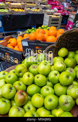 Orangen und Äpfel zum Verkauf an Borough Market in Central London. uk. frisches Obst und Gemüse gesundes Essen auf einem Obst- und Gemüsehändler. Stockfoto