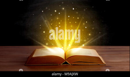 Gelbe Leuchten und Funkeln aus einem offenen Buch Stockfoto