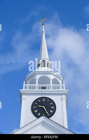 Kirchturm von eine alte Gemeindekirche in Amherst, N.H., USA, im Winter. Stockfoto