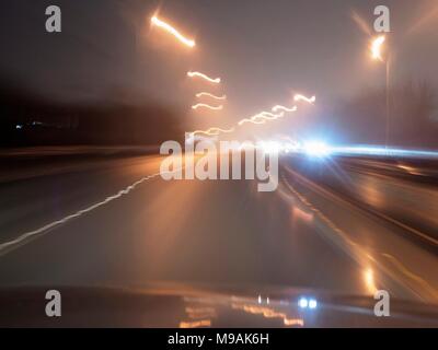 AJAXNETPHOTO. 2018. Autobahn M23, England. - Scheinwerfer blenden - blendende Lichter von AUF-kommenden Verkehr auf der Autobahn in einer regnerischen Nacht. Foto: Jonathan Eastland/AJAX REF: GXR 180303 6946 Stockfoto