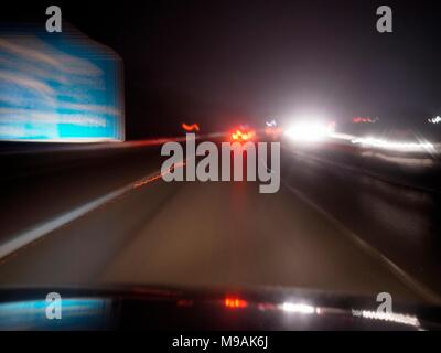 AJAXNETPHOTO. 2018. Autobahn M23, England. - Scheinwerfer blenden - blendende Lichter von AUF-kommenden Verkehr auf der Autobahn in einer regnerischen Nacht. Foto: Jonathan Eastland/AJAX REF: GXR 180303 6963 Stockfoto