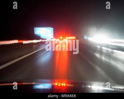 AJAXNETPHOTO. 2018. Autobahn M23, England. - Scheinwerfer blenden - blendende Lichter von AUF-kommenden Verkehr auf der Autobahn in einer regnerischen Nacht. Foto: Jonathan Eastland/AJAX REF: GXR 180303 6970 Stockfoto