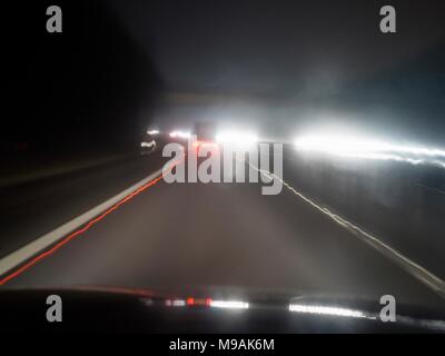 AJAXNETPHOTO. 2018. Autobahn M23, England. - Scheinwerfer blenden - blendende Lichter von AUF-kommenden Verkehr auf der Autobahn in einer regnerischen Nacht. Foto: Jonathan Eastland/AJAX REF: GXR 180303 7011 Stockfoto