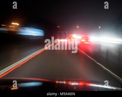 AJAXNETPHOTO. 2018. Autobahn M23, England. - Scheinwerfer blenden - blendende Lichter von AUF-kommenden Verkehr auf der Autobahn in einer regnerischen Nacht. Foto: Jonathan Eastland/AJAX REF: GXR 180303 7031 Stockfoto