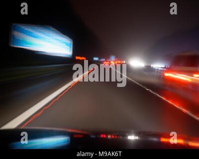 AJAXNETPHOTO. 2018. Autobahn M23, England. - Scheinwerfer blenden - blendende Lichter von AUF-kommenden Verkehr auf der Autobahn in einer regnerischen Nacht. Foto: Jonathan Eastland/AJAX REF: GXR 180303 7057 Stockfoto