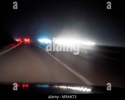 AJAXNETPHOTO. 2018. Autobahn M23, England. - Scheinwerfer blenden - blendende Lichter von AUF-kommenden Verkehr auf der Autobahn in einer regnerischen Nacht. Foto: Jonathan Eastland/AJAX REF: GXR 180303 7193 Stockfoto