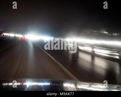 AJAXNETPHOTO. 2018. Autobahn M23, England. - Scheinwerfer blenden - blendende Lichter von AUF-kommenden Verkehr auf der Autobahn in einer regnerischen Nacht. Foto: Jonathan Eastland/AJAX REF: GXR 180303 7336 Stockfoto