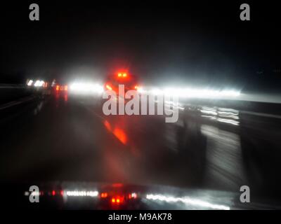 AJAXNETPHOTO. 2018. Autobahn M23, England. - Scheinwerfer blenden - blendende Lichter von AUF-kommenden Verkehr auf der Autobahn in einer regnerischen Nacht. Foto: Jonathan Eastland/AJAX REF: GXR 180303 7338 Stockfoto