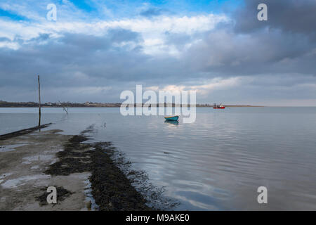 In der Senke von der Helling auf der Insel Sheppey & zwei kleine Boote aus Kent's Wildlife Trust Oare Sümpfe, Faversham, Kent, Großbritannien. Stockfoto