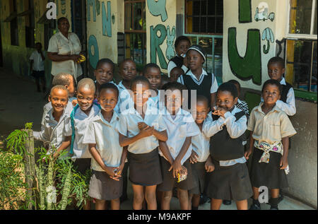 Acornhoek, Südafrika, 17-03-2014, afrikanische Kinder in der Nähe der Schule Bildung in einer kleinen Stadt in der Gemeinde acornhoek, Acornhoek ist schlecht und Stockfoto