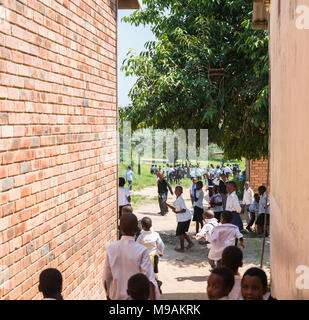 Acornhoek, Südafrika, 17-03-2014, afrikanische Kinder in der Schule Bildung in einer kleinen Stadt in der Gemeinde acornhoek, Acornhoek ist schlecht und nicht ein Stockfoto