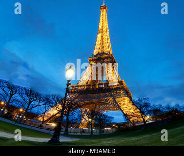 PARIS, Frankreich, 14. MÄRZ 2018: Der Eiffelturm am 14. März 2018 in Paris. Beleuchteten Eiffelturm ist das populärste Reisen und globalen cul Stockfoto