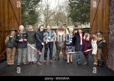 Tom Fletcher (4. links) von Emma Willis (3. rechts) und Emma Bunton (Zweiter von rechts) Wie schneidet er die zeremoniellen Ribbon während der Eröffnung der Welt der Dinosaurier, eine neue Attraktion im Paradise Wildlife Zoo, Hertfordshire begleitet. PRESS ASSOCIATION. Bild Datum: Samstag, März 24, 2018. Photo Credit: Isabel Infantes/PA-Kabel Stockfoto