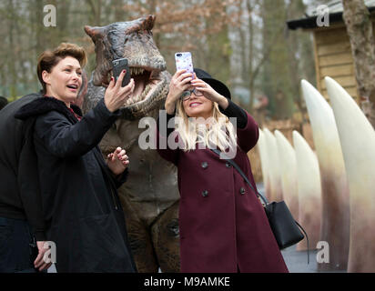 Emma Willis (links) und Emma Bunton take a selfie mit einem Dinosaurier während der Eröffnung der Welt der Dinosaurier, eine neue Attraktion im Paradise Wildlife Zoo, Hertfordshire. PRESS ASSOCIATION. Bild Datum: Samstag, März 24, 2018. Photo Credit: Isabel Infantes/PA-Kabel Stockfoto