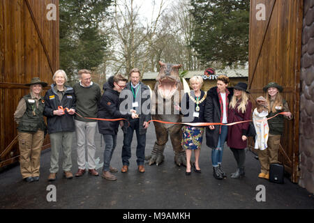 Tom Fletcher (4. links) von Emma Willis (3. rechts) und Emma Bunton (Zweiter von rechts) Wie schneidet er die zeremoniellen Ribbon während der Eröffnung der Welt der Dinosaurier, eine neue Attraktion im Paradise Wildlife Zoo, Hertfordshire begleitet. PRESS ASSOCIATION. Bild Datum: Samstag, März 24, 2018. Photo Credit: Isabel Infantes/PA-Kabel Stockfoto