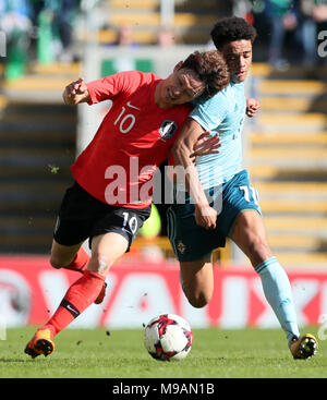 Nordirlands Jamal Lewis (rechts) und Südkorea Jae-Sung Lee Kampf um den Ball während der internationalen Freundschaftsspiel im Windsor Park, Belfast. Stockfoto