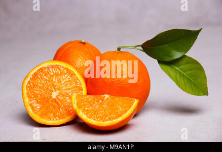 Eine Gruppe von Orangen schön eingerichtet, reif und bereit für Verbrauch Stockfoto