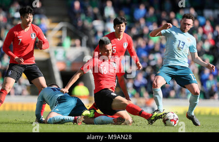 Nordirlands Corry Evans (rechts) und Oliver Norwood (links) Kampf um den Ball mit Südkoreas Shin-Wook Kim (Mitte) während der internationalen Freundschaftsspiel im Windsor Park, Belfast. Stockfoto