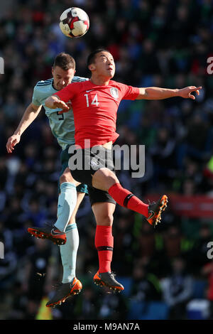 Nordirlands Jonny Evans (links) und Südkoreas Kim Min-Woo Kampf um den Ball während der internationalen Freundschaftsspiel im Windsor Park, Belfast. Stockfoto