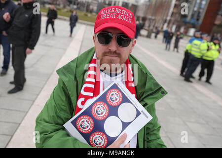 Luke Nash-Jones, Anführer der Make Britain Great Again-Bewegung, vor einem marsch mit Mitgliedern der Football Lads Alliance (FLA) durch das Stadtzentrum von Birmingham, um gegen Extremismus zu protestieren. Stockfoto