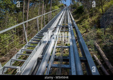 Seilbahn auf die mittelalterliche Festung von Rasnov, Rumänien Stockfoto