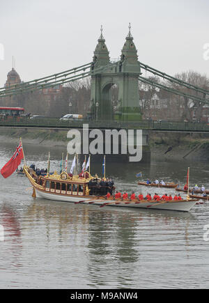 Die königliche Barke Gloriana in der Nähe von Hammersmith Bridge vor der Oxford und Cambridge Boat Race, auf der Themse, London. Stockfoto
