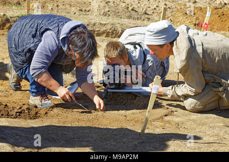 Editorial. Nyaksimvol Dorf Beryozovsky bezirk Der Chanty-mansijsk autonomen Okrug, Russia-August, 12 2017 archäologische Ausgrabungen auf der te Stockfoto