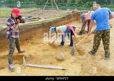 Editorial. Nyaksimvol Dorf Beryozovsky bezirk Der Chanty-mansijsk autonomen Okrug, Russia-August, 06 2017 archäologische Ausgrabungen auf der te Stockfoto