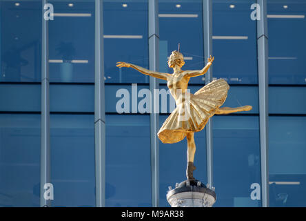 LONDON/GROSSBRITANNIEN - 21. März: Replik Statue von Anna Pavlova auf der Kuppel des Victoria Palace Theatre in London am 21. März 2018 Stockfoto