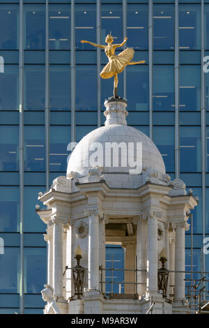 LONDON/GROSSBRITANNIEN - 21. März: Replik Statue von Anna Pavlova auf der Kuppel des Victoria Palace Theatre in London am 21. März 2018 Stockfoto