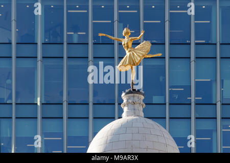 LONDON/GROSSBRITANNIEN - 21. März: Replik Statue von Anna Pavlova auf der Kuppel des Victoria Palace Theatre in London am 21. März 2018 Stockfoto