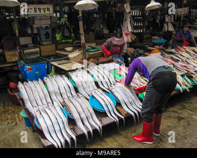 Busan, Südkorea. Oktober 2012: Der jagalchi Fischmarkt ist ein Vertreter der Fischmarkt und ein Reiseziel in Busan. Viele Touristen besuchen Jag Stockfoto