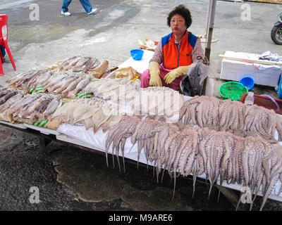 Busan, Südkorea. Oktober 2012: Der jagalchi Fischmarkt ist ein Vertreter der Fischmarkt und ein Reiseziel in Busan. Viele Touristen besuchen Jag Stockfoto