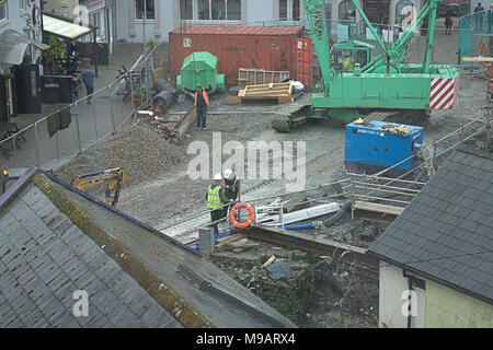 Mit Blick von oben in Hochwasserschutz Baustelle für skibbereen, Irland von oben. Stockfoto