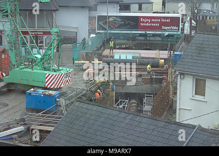 Mit Blick von oben in Hochwasserschutz Baustelle für skibbereen, Irland von oben. Stockfoto