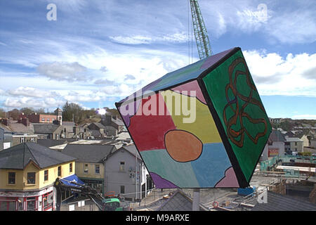 Abstrakte farbige Würfel von Kindern auf eine Kunstgalerie Fensterbank gemalt, mit den Galerien Erlaubnis genommen. (Galerie) Uillinn Skibbereen. Irland Stockfoto