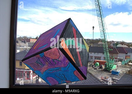 Abstrakte farbige Würfel von Kindern auf eine Kunstgalerie Fensterbank gemalt, mit den Galerien Erlaubnis genommen. (Galerie) Uillinn Skibbereen. Irland Stockfoto