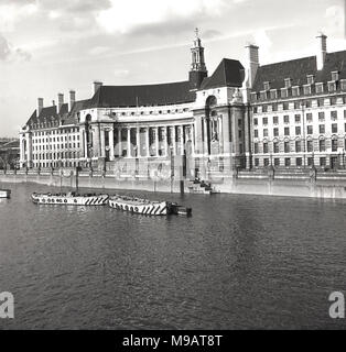 1950er Jahre, historische Ansicht der County Hall, London, England. Dieses große Grand Gebäude, in einem edwardianischen Barockstil in Portland Stein auf der South Bank der Themse gebaut, war der Sitz der lokalen Regierung in London, in erster Linie die LCC und dann die Greater London Counicl (GLC). Stockfoto