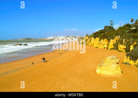 Die Menschen wandern in den Frühling Sonne am Strand von Albufeira Stockfoto