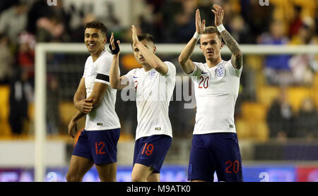 Englands U21 James Maddison (rechts) begrüßt die Fans nach dem letzten mit team Pfiff - Gehilfen Dominic Calvert-Lewin (links) und Jonjoe Kenny während des U21-internationalen Freundschaftsspiel an Molineux, Wolverhampton. Stockfoto