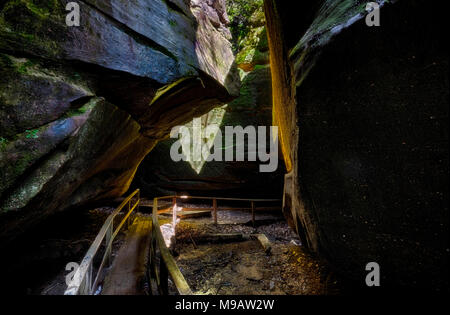 Abenteuer erwartet wie der Trail seine Weise Kurven durch die massiven Felsbrocken auf die triste's CAnyon. Stockfoto