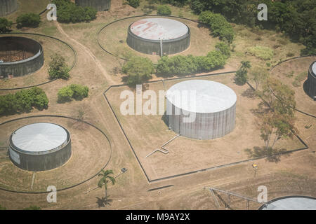 Lagertanks von oben, Antenne von Öl, Benzin Silos - Stockfoto