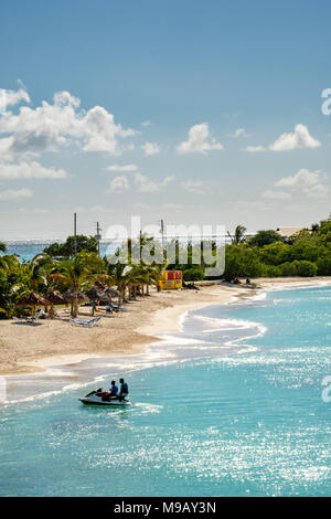 Touristische Paar auf Jet Ski, Cocobay, Antigua Stockfoto