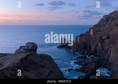 Sonnenuntergang über der Krone Motor Häuser am Botallack Cornwall Stockfoto