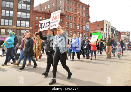 Nationale Schule Arbeitsniederlegung Student Protester Holding unterzeichnen. Stockfoto