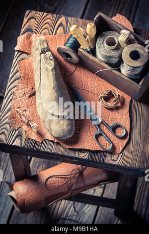 Vintage Schuhmacherwerkstatt mit Leder und Tools Stockfoto